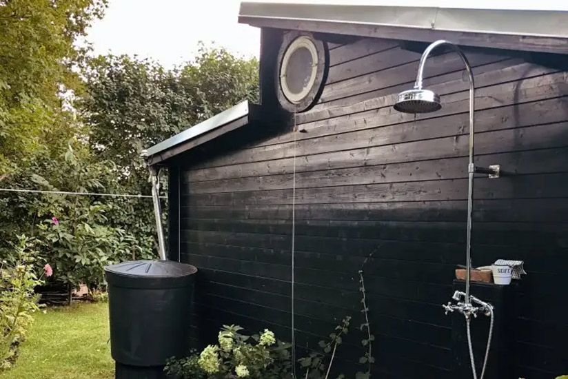 Abkühlen nach Sauna mit Dusche