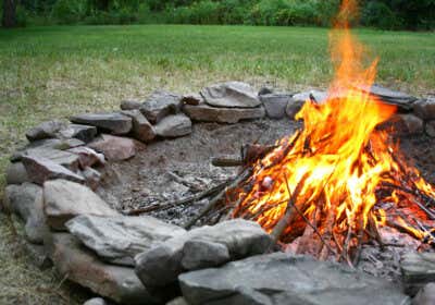 Offenes Feuer im Garten: Was Sie zum privaten Osterfeuer wissen sollten